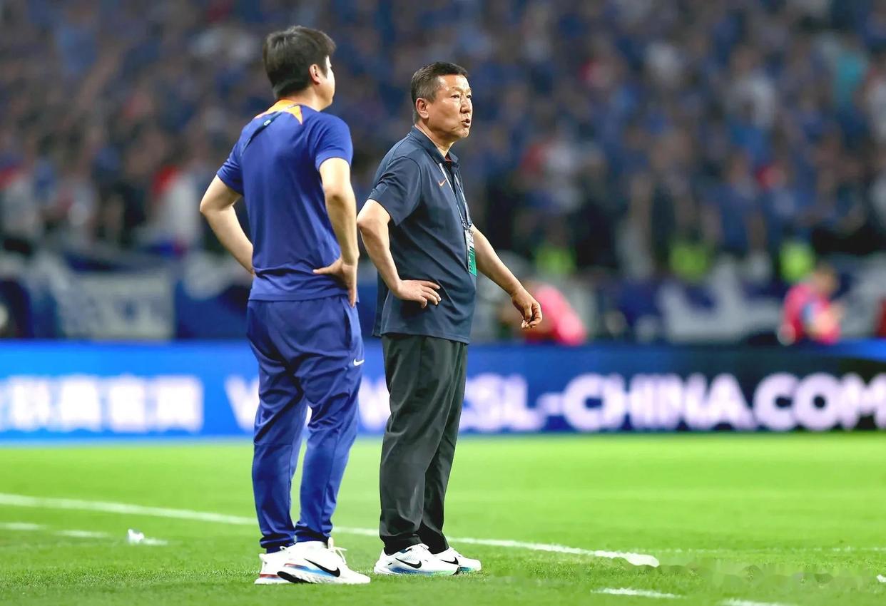 冲刺阶段体能课后，拉齐奥再遭质疑备战亚冠，球迷炸锅，临场指挥获称赞